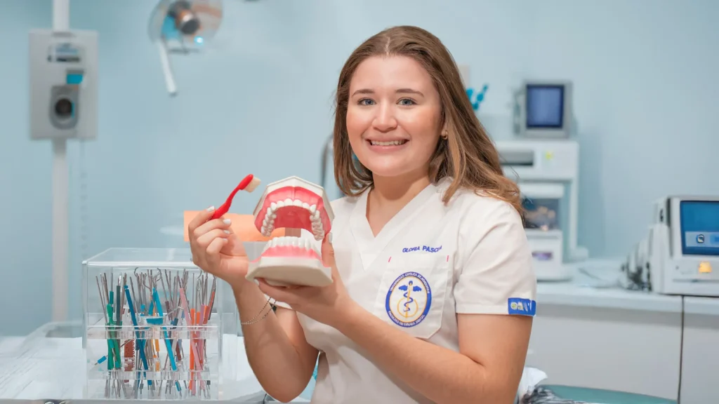 Chica feliz aprendiendo cirugia dental